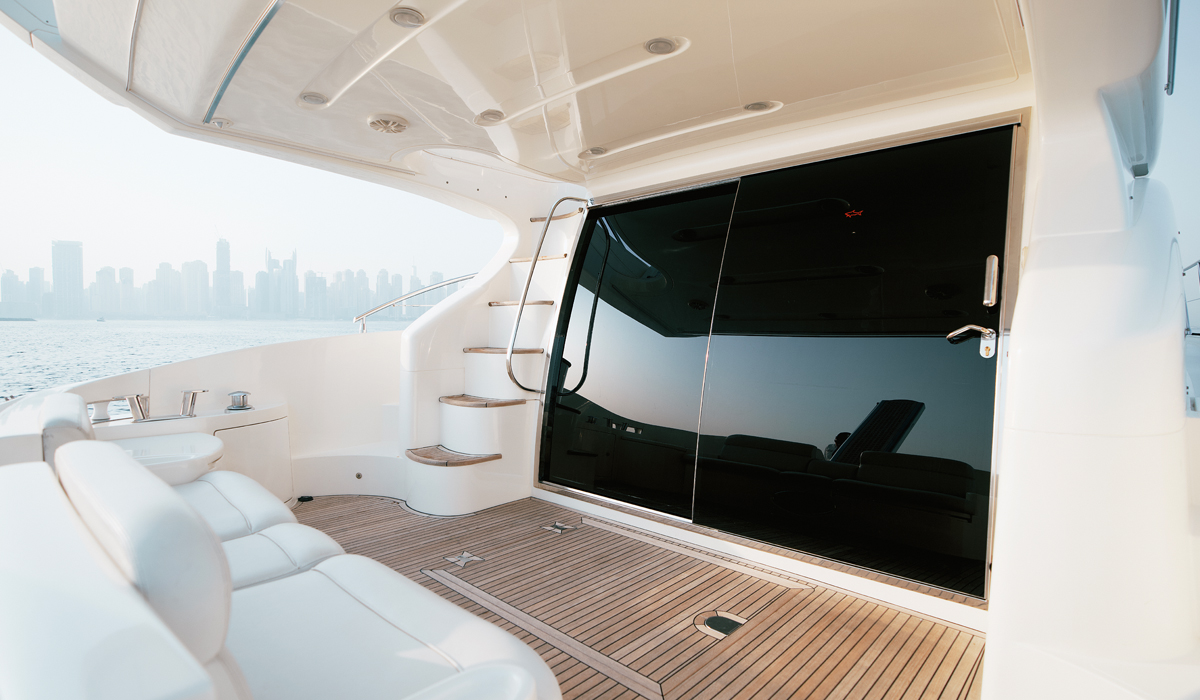 Искусство развлечений на борту яхты Azimut 55FT WT: гармония технологий и морской элегантности Погружаясь в атмосферу