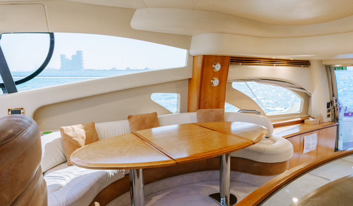Яхта AZIMUT 55FT WT: Синтез Элегантности и Технического Совершенства в Сердце Дубая Величественная монокорпусная яхта AZIMUT