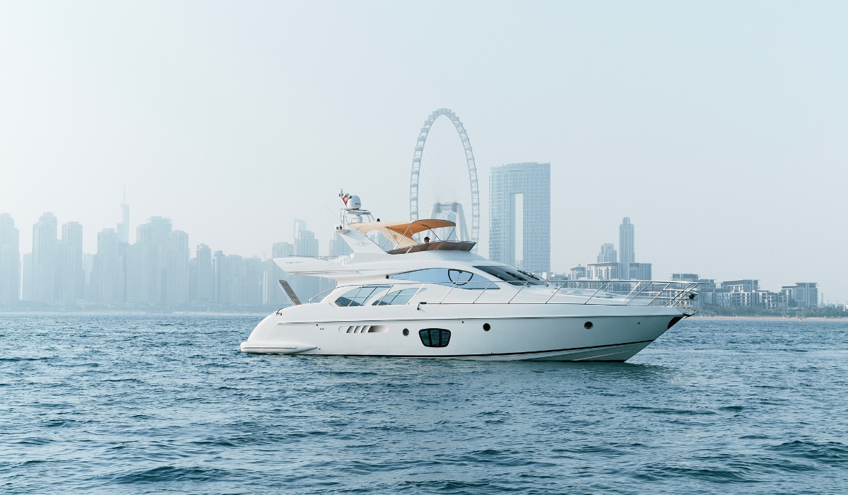 Аренда Яхты(а) "WT". Яхта AZIMUT 55FT WT 2 каюты Крейсерские яхты – От 30 до 60 метров. Предназначены для длительных путешествий с комфортом. Чартеры 55m