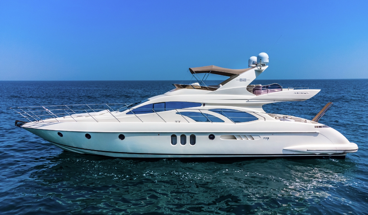 Аренда Яхты(а) "SL". Яхта AZIMUT 62FT WT 2 каюты Крейсерские яхты – От 30 до 60 метров. Предназначены для длительных путешествий с комфортом. Чартеры 62m
