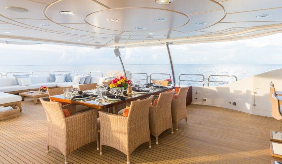 Яхты(а) "WT". BENETTI 110FT WT 5 кают Суперяхты – Превышают 60 метров и часто оснащены роскошными удобствами