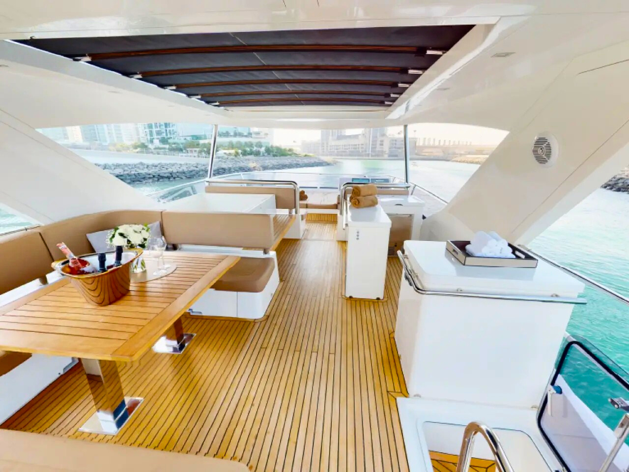 Изящность и мощь яхты Elite Galeon 78FT SL в Дубае Великолепие элитной моторной яхты Elite Galeon