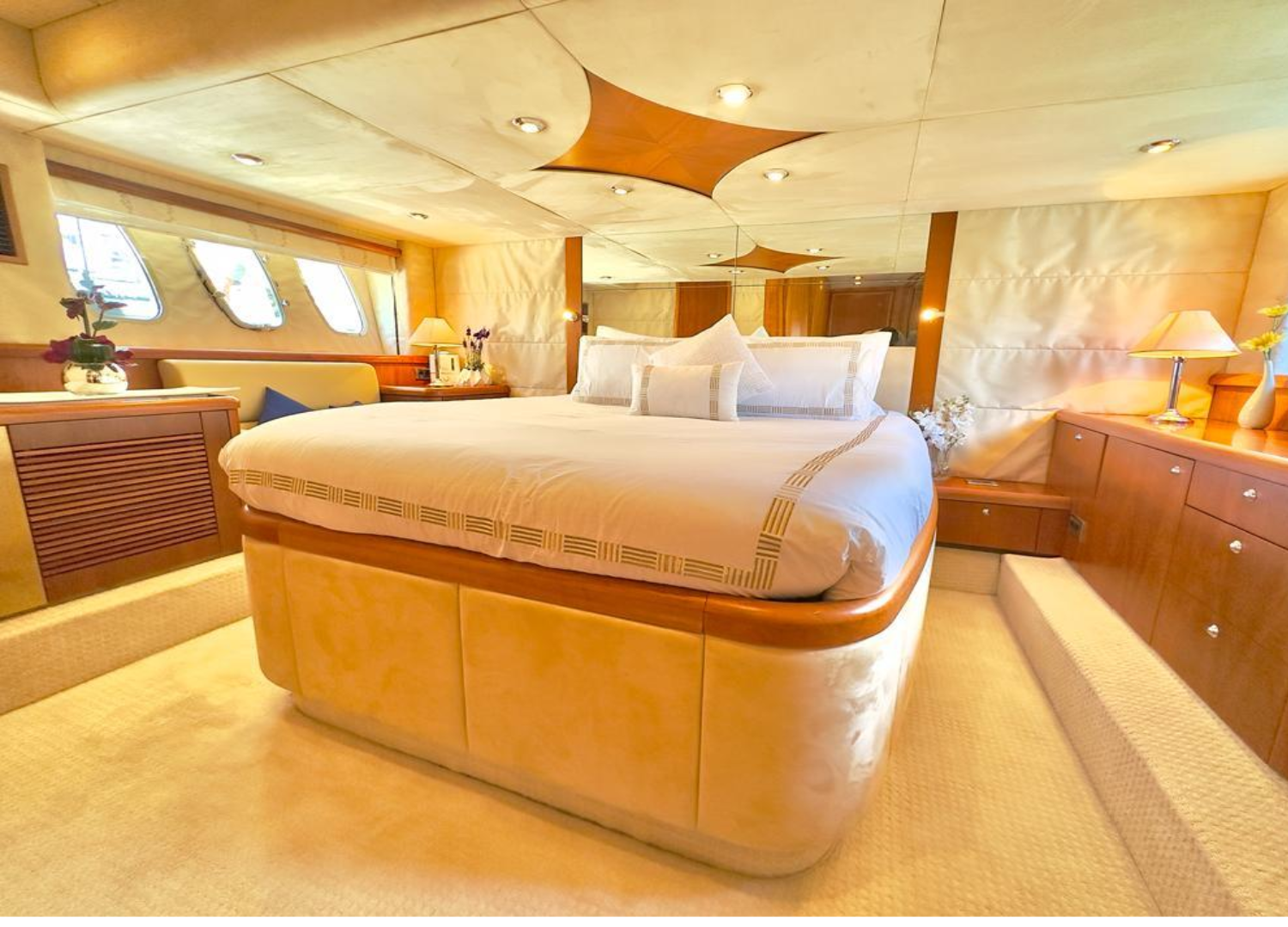 Фото Яхта Sunseeker 70FT SL в Дубае