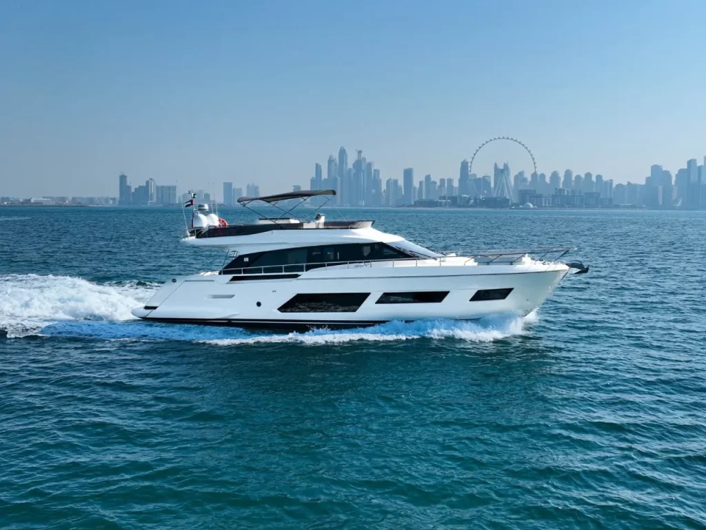Аренда Яхты(а) "SL". Яхта Ferretti 67FT SL 3 каюты Крейсерские яхты – От 30 до 60 метров. Предназначены для длительных путешествий с комфортом. Чартеры 67m