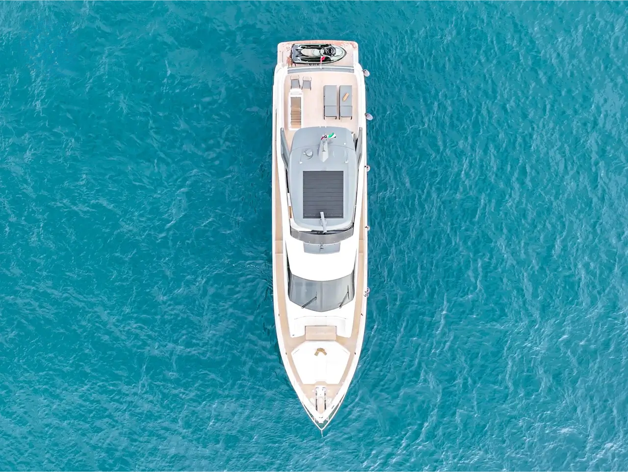 Искусство развлечений на борту элитной Ferretti 78FT SL в сиянии дубайских берегов Погружаясь в чарующую атмосферу