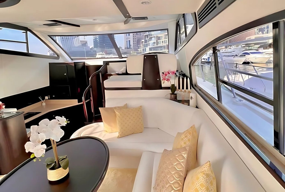 Восторг и элегантность морского путешествия Погружаясь в царство Majesty 48FT SL, гости обретают не просто яхту,