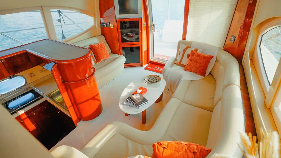 Яхты(а) "RD". Яхта Majesty 50FT RD 2 каюты Крейсерские яхты – От 30 до 60 метров. Предназначены для длительных путешествий с комфортом. 2