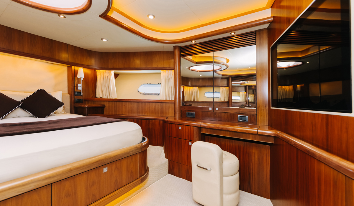Эпопея морской роскоши: SUNSEEKER 82FT WT в водах Дубая Символ изящества и технического совершенства, эта яхта