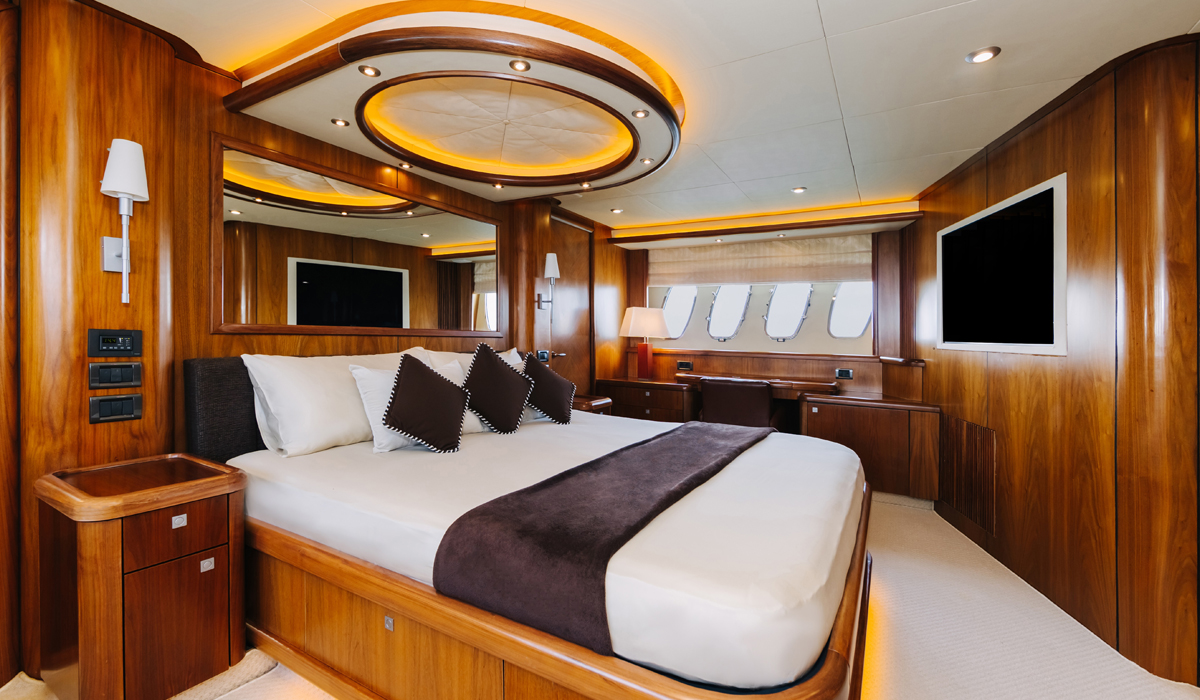 Яхты(а) "WT". Яхта SUNSEEKER 82FT WT 3 каюты Суперяхты – Превышают 60 метров и часто оснащены роскошными удобствами