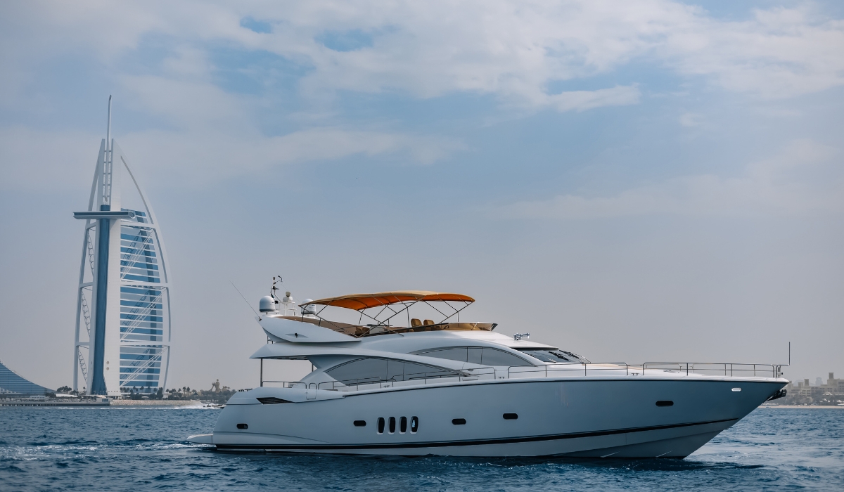 Аренда Яхты(а) "WT". Яхта SUNSEEKER 82FT WT 3 каюты Суперяхты – Превышают 60 метров и часто оснащены роскошными удобствами