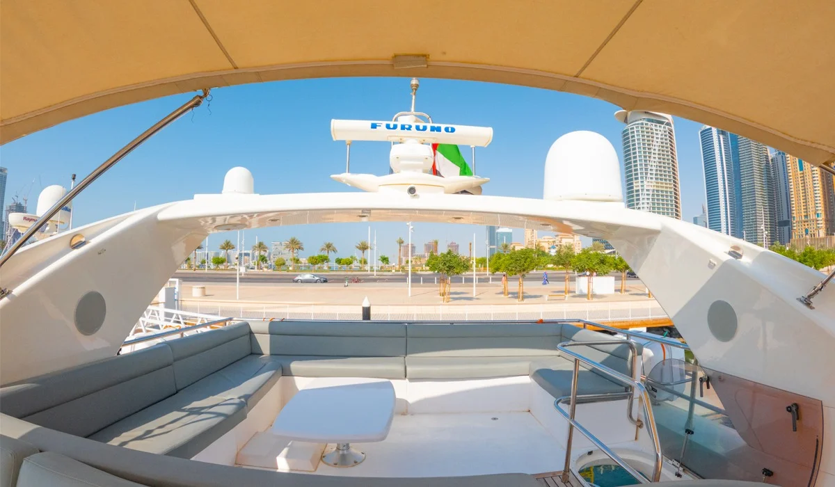 Изысканное Плавание на Яхте PRINCESS 72FT WT в Водах Дубая Величественная PRINCESS 72FT WT предстает перед